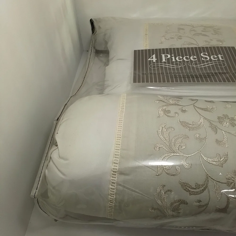 Bedding Pillows and Shams 4 Piece Set NEW